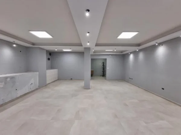 Tirane, shitet dyqan Kati 0, 74 m² 140.000 € (PAZARI I RI)