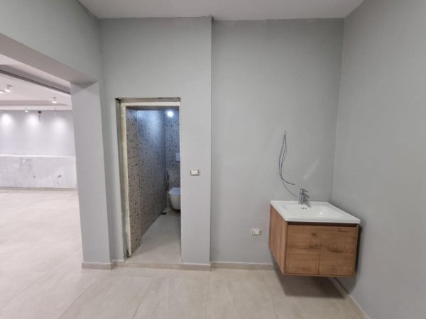 Tirane, shitet dyqan Kati 0, 74 m² 140.000 € (PAZARI I RI)