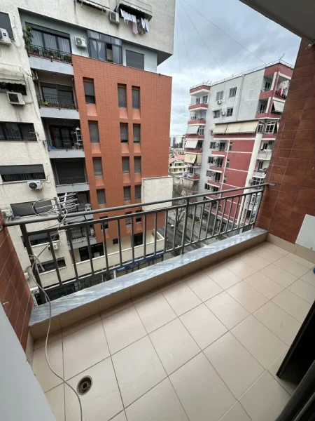 Tirane, jepet me qera apartament 2+1+2 Kati 5, 85 m² 400 € (Astir prane Rrethit tek Ecomarket)