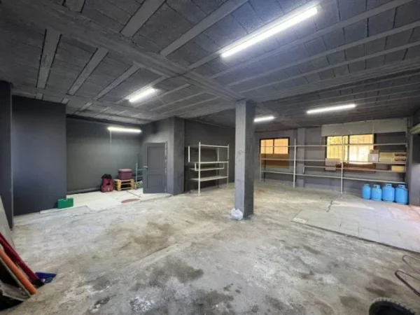 Tirane, jepet me qera magazine Kati 0, 110 m² 650 € (laprake)