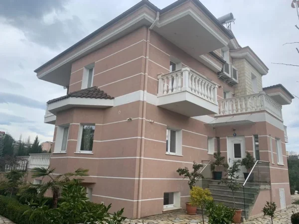 Tirane, shitet 3 Katshe , 2.200.000 € 
