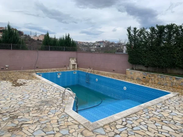 Tirane, shitet 3 Katshe , 2.200.000 € 