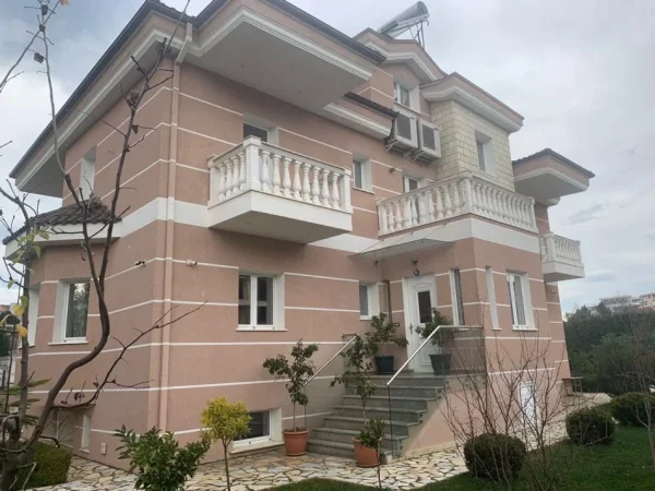 Tirane, shitet 3 Katshe , 2.200.000 € 