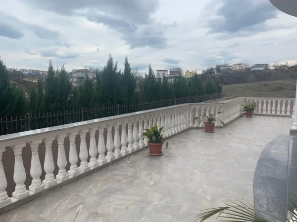 Tirane, shitet 3 Katshe , 2.200.000 € 