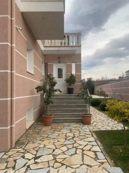 Tirane, shitet 3 Katshe , 2.200.000 € 