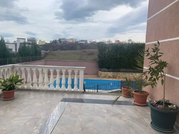 Tirane, shitet 3 Katshe , 2.200.000 € 