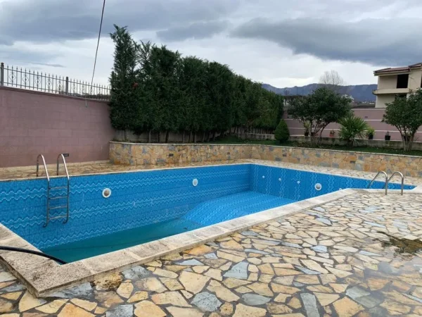 Tirane, shitet 3 Katshe , 2.200.000 € 