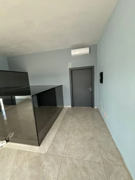 Tirane, jepet me qera magazine , 4.300 m² 5.000 € (VORE)