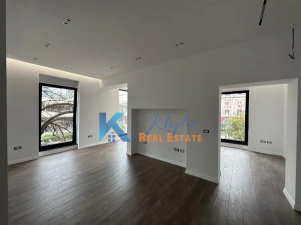 Tirane, jap me qera ambjent biznesi Kati 1, 76 m² (Në zemër të Tiranës, përballë Taiwan)