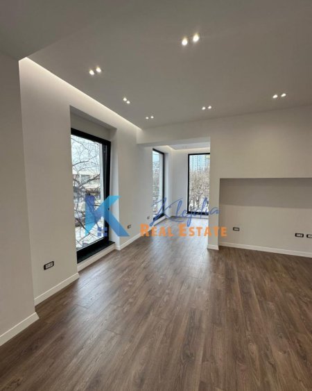 Tirane, jap me qera ambjent biznesi Kati 1, 76 m² (Në zemër të Tiranës, përballë Taiwan)