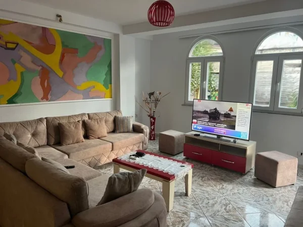 Tirane, jepet me qera apartament 2+1 Kati 2, 160 m² 650 € (stacioni i trenit)