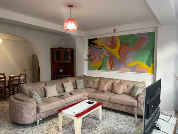 Tirane, jepet me qera apartament 2+1 Kati 2, 160 m² 650 € (stacioni i trenit)