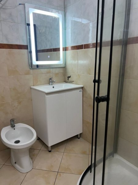 Tirane, jepet me qera apartament 2+1 Kati 2, 160 m² 650 € (stacioni i trenit)