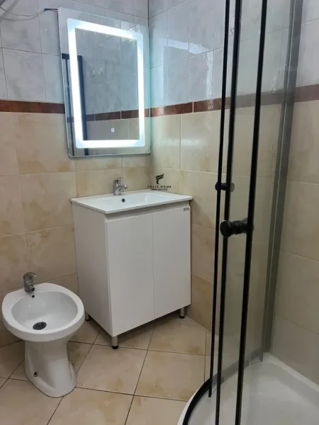 Tirane, jepet me qera apartament 2+1 Kati 2, 160 m² 650 € (stacioni i trenit)