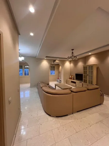 Tirane, jepet me qera apartament 1+1 Kati 5, 80 m² 800 € (BLLOKU)