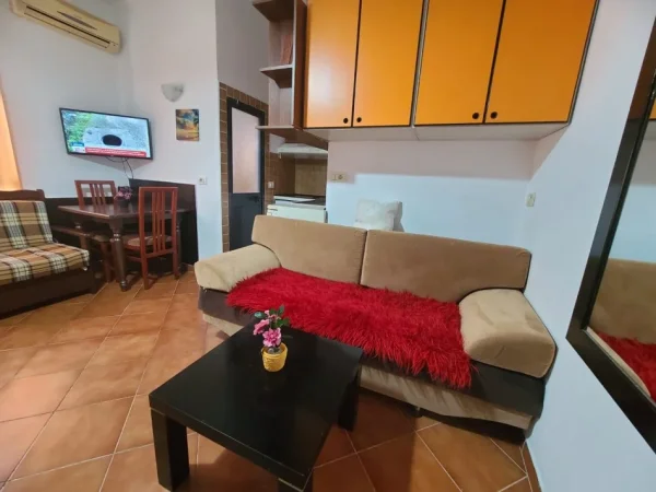 Tirane, jepet me qera apartament 1+1 , 350 € (bulevardi ri)