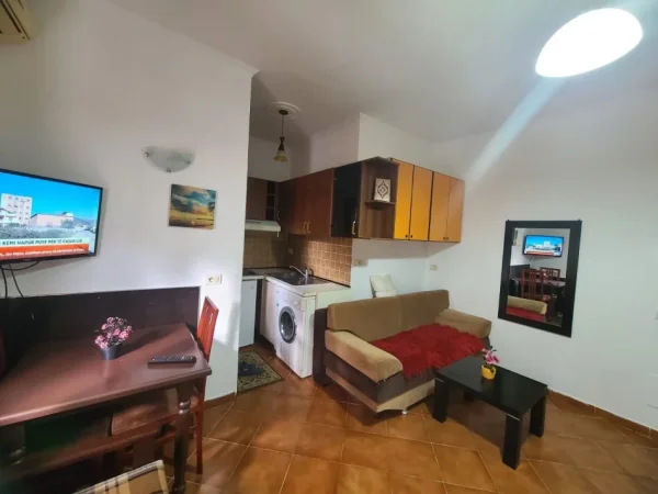 Tirane, jepet me qera apartament 1+1 , 350 € (bulevardi ri)
