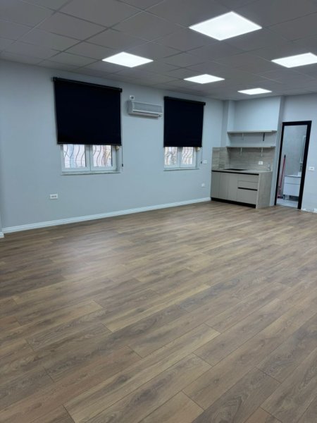 Tirane, jepet me qera ambjent biznesi Kati 1, 89 m² 1.100 € (qender , sheshi skenderbej)