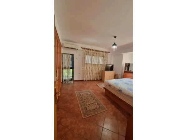 Tirane, jepet me qera apartament 2+1+Ballkon Kati 4, 120 m² 700 € (ish blloku)