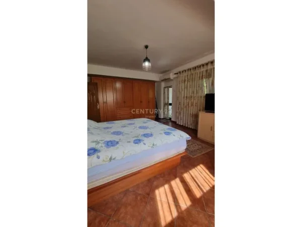 Tirane, jepet me qera apartament 2+1+Ballkon Kati 4, 120 m² 700 € (ish blloku)