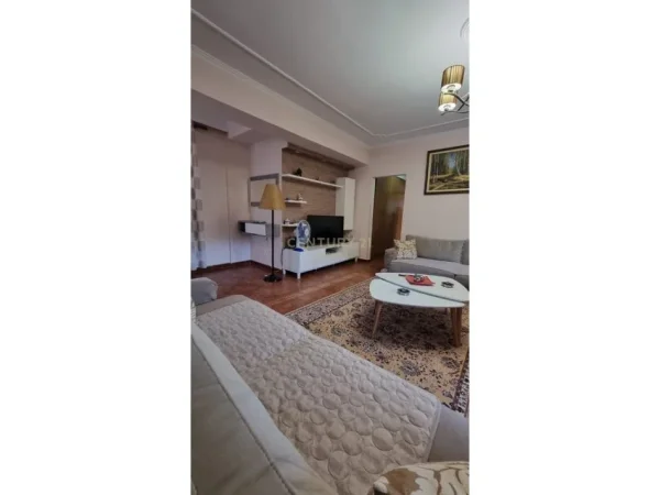 Tirane, jepet me qera apartament 2+1+Ballkon Kati 4, 120 m² 700 € (ish blloku)