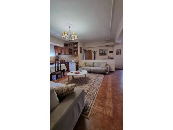 Tirane, jepet me qera apartament 2+1+Ballkon Kati 4, 120 m² 700 € (ish blloku)