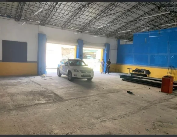 Tirane, jepet me qera magazine Kati 0, 200 m² 1.700 € (YZBERISHT)