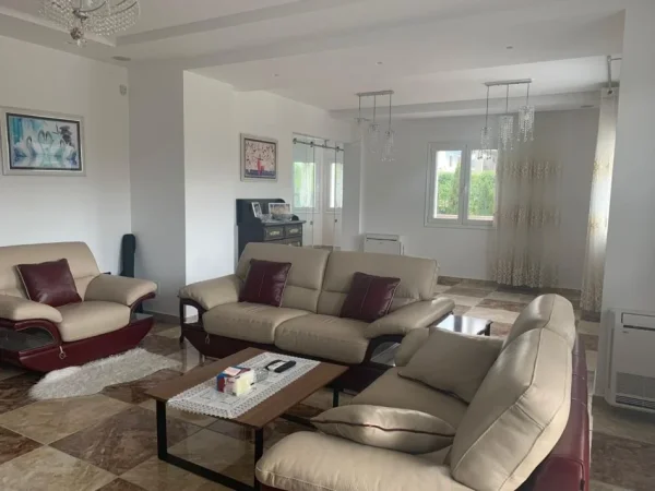 Tirane, shitet Vile 2 Katshe Kati 2, 690 m² 2.200.000 € (Farke)