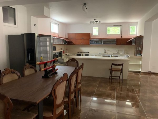 Tirane, shitet Vile 2 Katshe Kati 2, 690 m² 2.200.000 € (Farke)