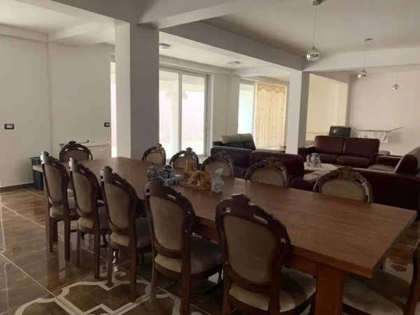 Tirane, shitet Vile 2 Katshe Kati 2, 690 m² 2.200.000 € (Farke)