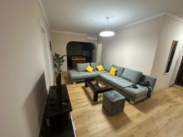 Tirane, jepet me qera apartament 1+1 , 85 m² 650 € (fusha aviacionit)