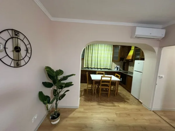 Tirane, jepet me qera apartament 1+1 , 85 m² 650 € (fusha aviacionit)