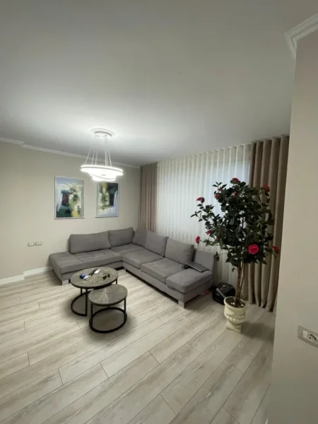 Tirane, jepet me qera apartament 1+1+Ballkon Kati 4, 75 m² 800 € (Rruga e Kosovarëve)