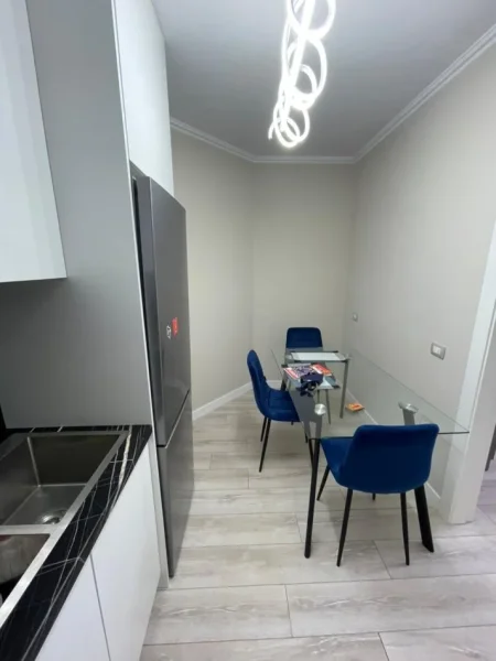 Tirane, jepet me qera apartament 1+1+Ballkon Kati 4, 75 m² 800 € (Rruga e Kosovarëve)