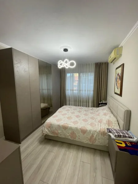 Tirane, jepet me qera apartament 1+1+Ballkon Kati 4, 75 m² 800 € (Rruga e Kosovarëve)