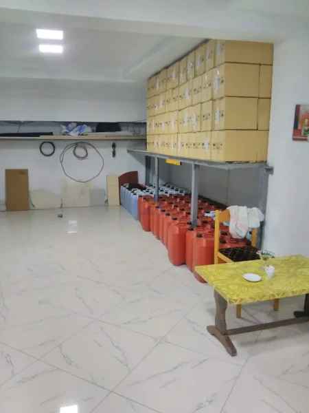 Tirane, jepet me qera ambjent biznesi Kati 0, 80 m² 500 € 