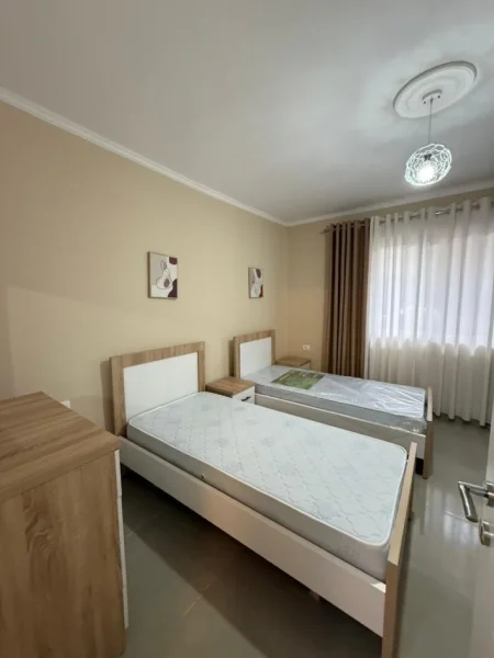 Tirane, jepet me qera Vile 1+1 Kati 1, 400 € 