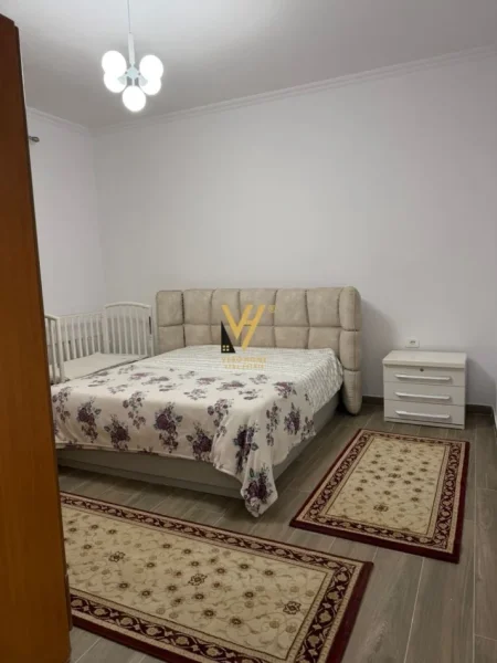 Tirane, jepet me qera apartament 2+1+Ballkon Kati 1, 107 m² 700 € (BULEVARDI I RI)