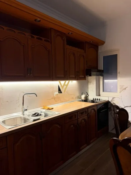 Tirane, jepet me qera apartament 2+1+Ballkon Kati 1, 107 m² 700 € (BULEVARDI I RI)