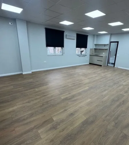 Tirane, jepet me qera zyre Kati 1, 89 m² 950 € (QENDER)