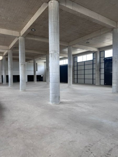 Tirane, jepet me qera Kati 0, 1.100 m² 