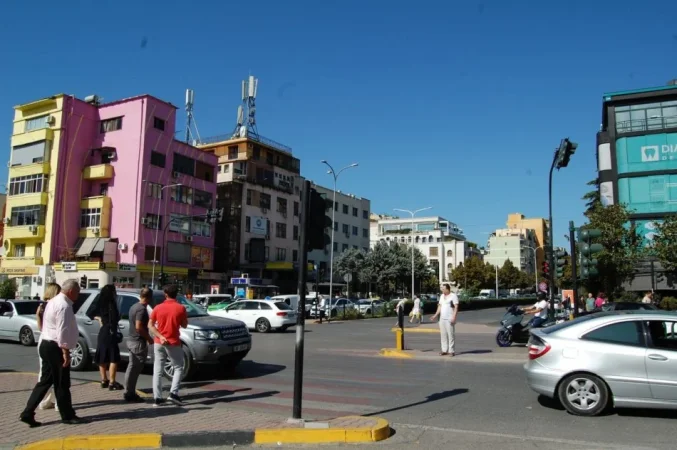 Tirane, jepet me qera dyqan Kati 0, 35 m² 2.600 € (21 DHJETORI)