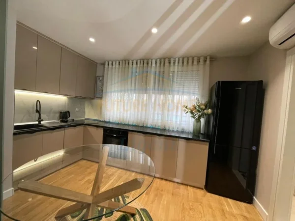 Tirane, jepet me qera apartament 1+1 Kati 2, 65 m² 900 € (Koposhti zoologjik)