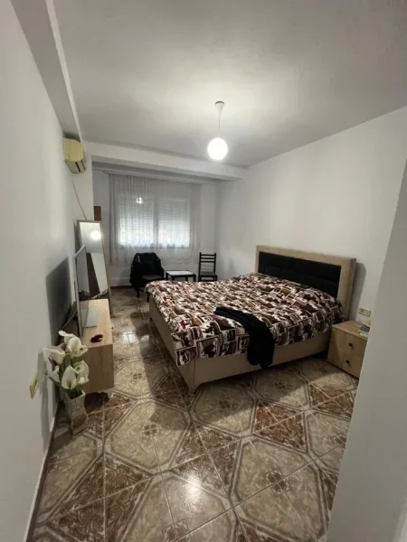 Tirane, jepet me qera apartament 2+1+Aneks+Ballkon Kati 2, 160 m² 650 € (stacioni i trenit)