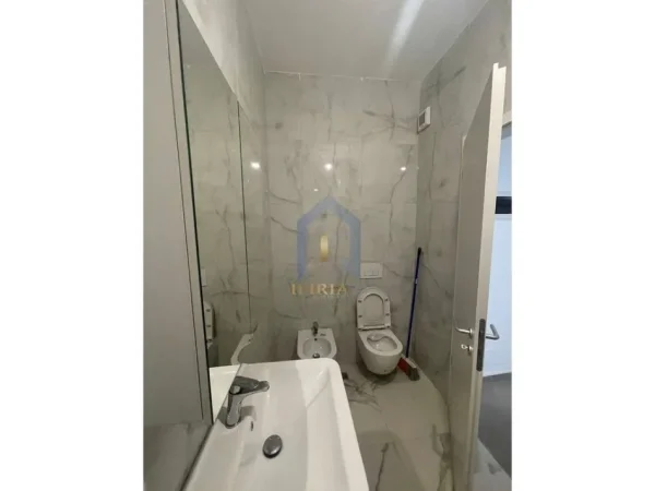 Tirane, jepet me qera apartament 1+1 Kati 8, 64 m² 600 € (Kompleksi "Kontakt")