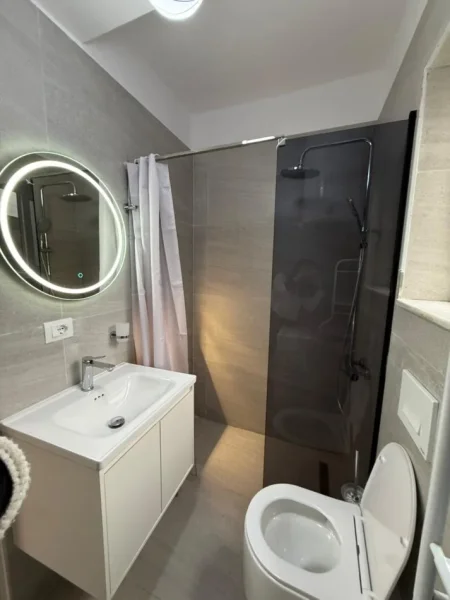 Tirane, jepet me qera apartament 1+1 Kati 1, 55 m² 400 € (Laprake)