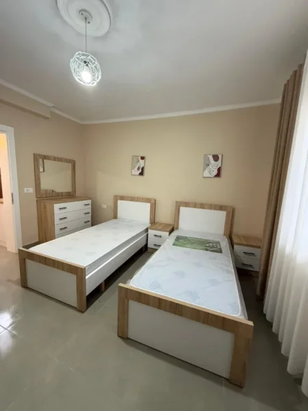 Tirane, jepet me qera apartament 1+1 Kati 1, 55 m² 400 € (Laprake)