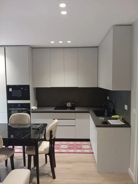 Jepet Apartament  2+1 me qira tek Pazari i Ri  900 €uro