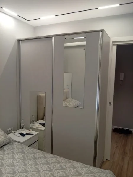 Jepet Apartament  2+1 me qira tek Pazari i Ri  900 €uro