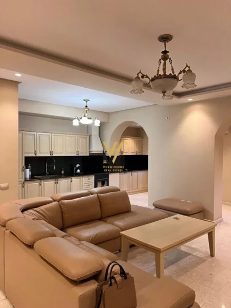 Tirane, jepet me qera apartament 1+1+Ballkon Kati 5, 80 m² 800 € (KINEMA AGIMI)